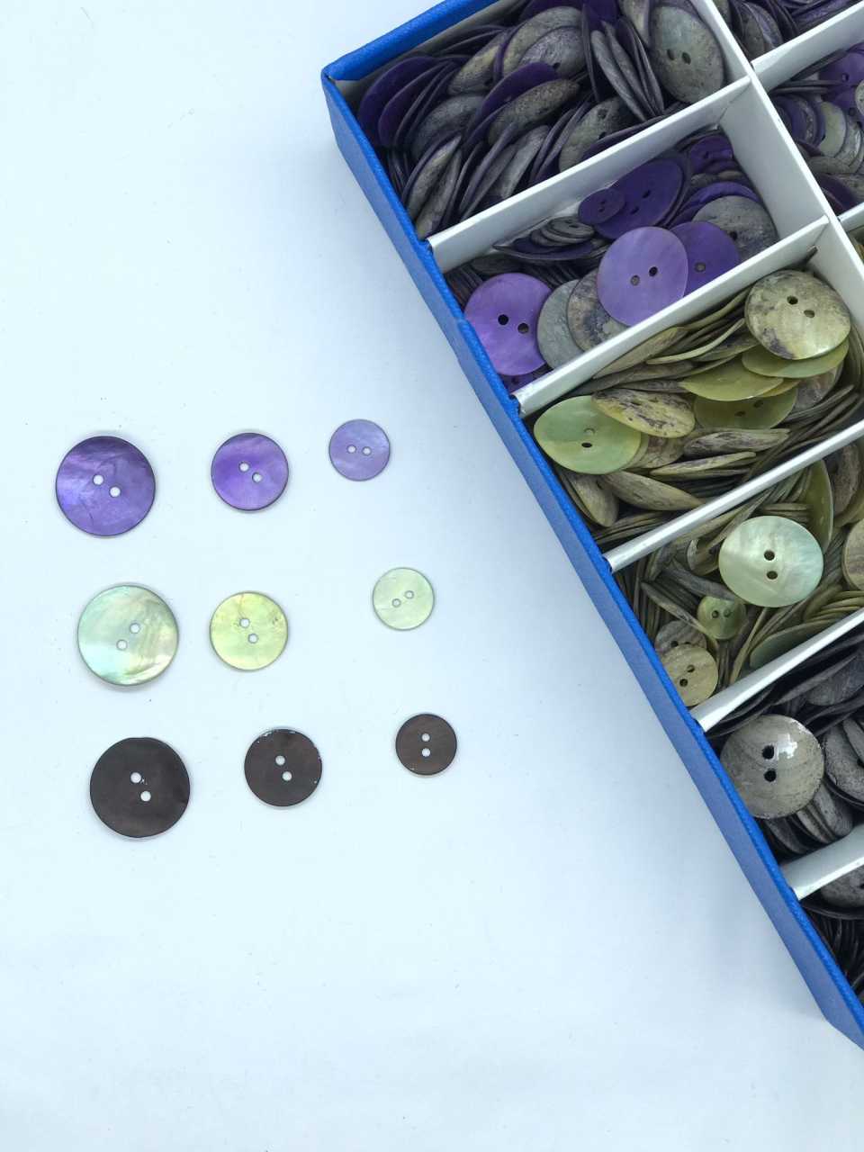 RENKLİ MAT SEDEF DÜĞME