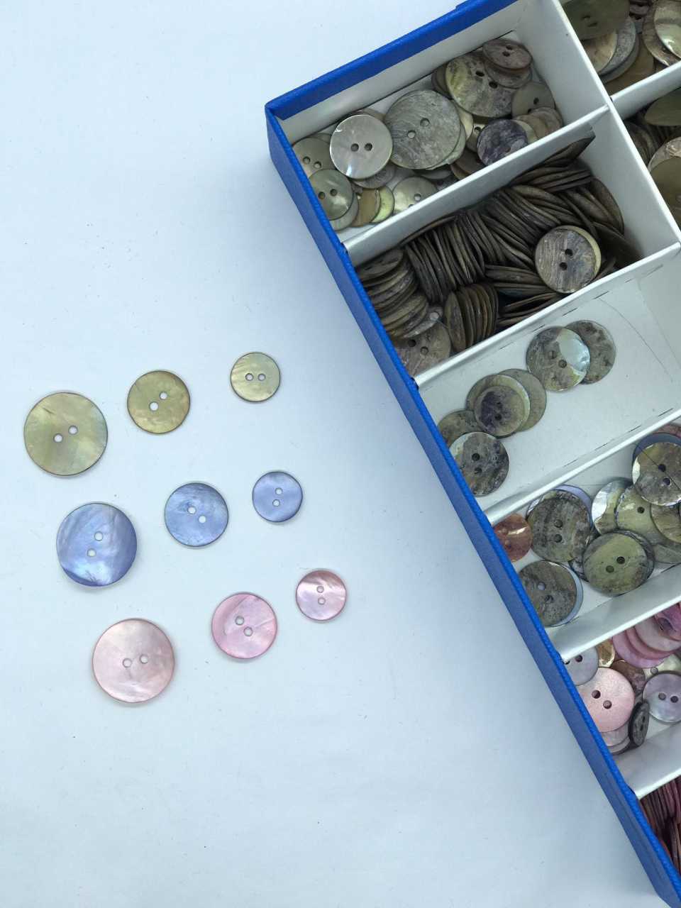 RENKLİ MAT SEDEF DÜĞME