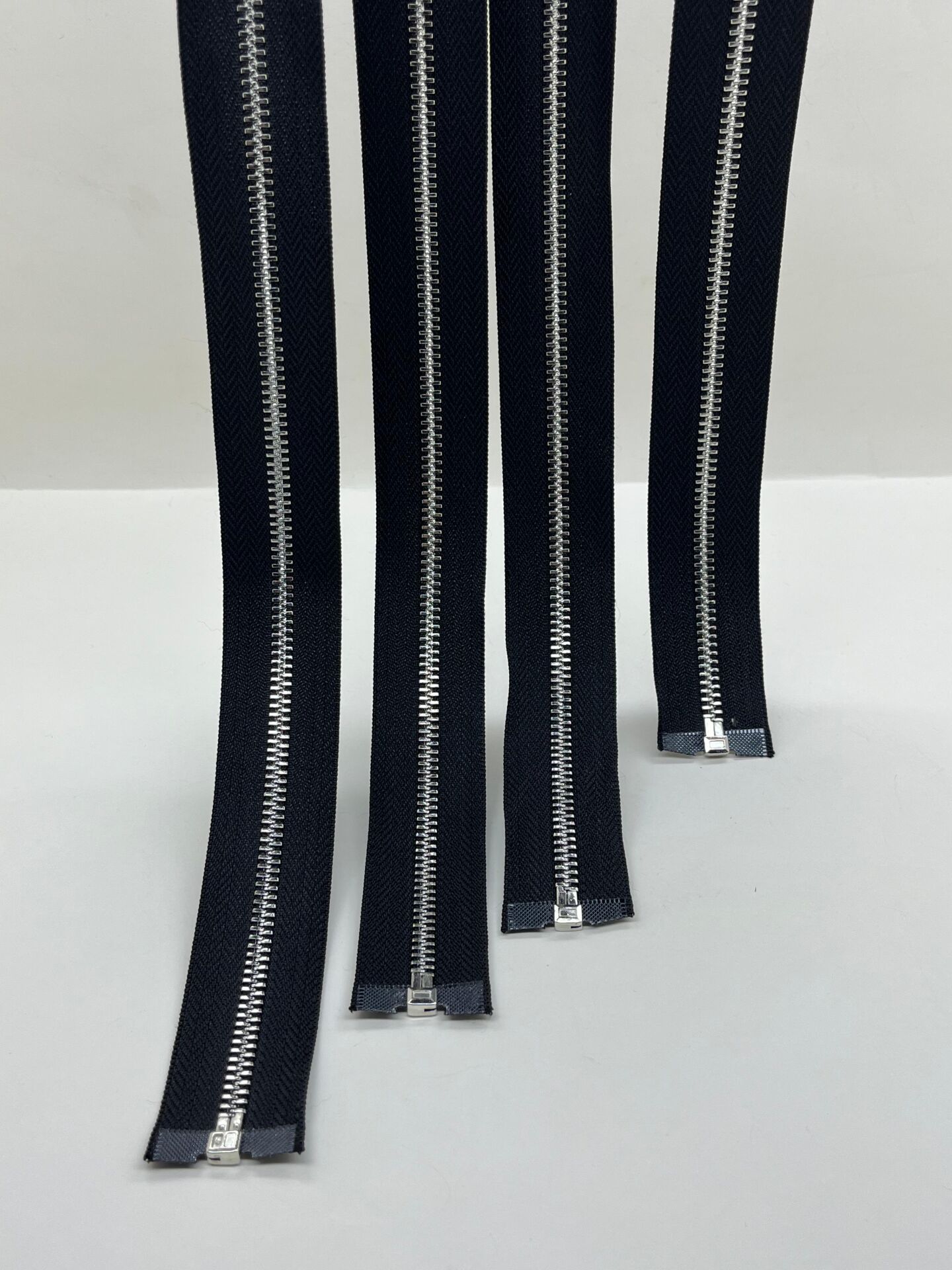 TAŞLI ELCİKLİ METAL DİŞLİ FERMUAR